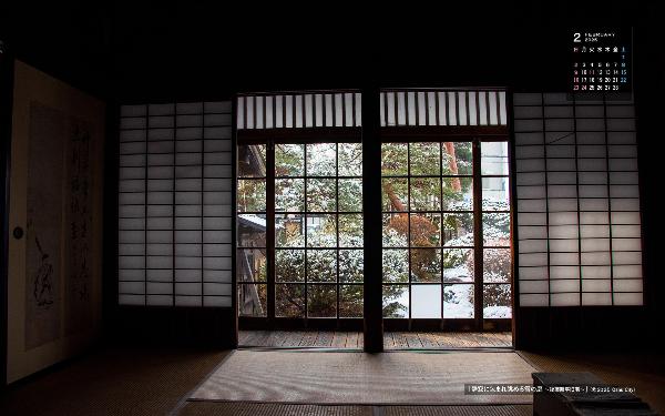 右上に令和7年2月のカレンダー、後藤新平旧宅の中から雪の積もった庭を撮影した2月の壁紙カレンダーの写真