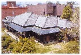庭園に囲まれた日本家屋の斎藤實氏の平屋全体を上空から写した写真