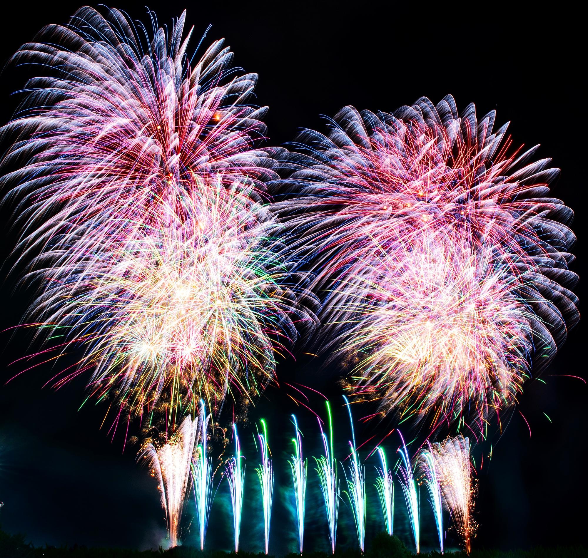 夜空を彩る大輪の花火