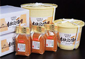 白い箱に「天然熟成無添加本仕込味噌」と文字の入った箱入りが2つ、パッケージに「天然熟成無添加本仕込味噌」と文字の入った樽入り大きめと小さめが1つずつ、パッケージに紹介文の入った袋入りが3つ並んだ天然熟成無添加味噌の写真