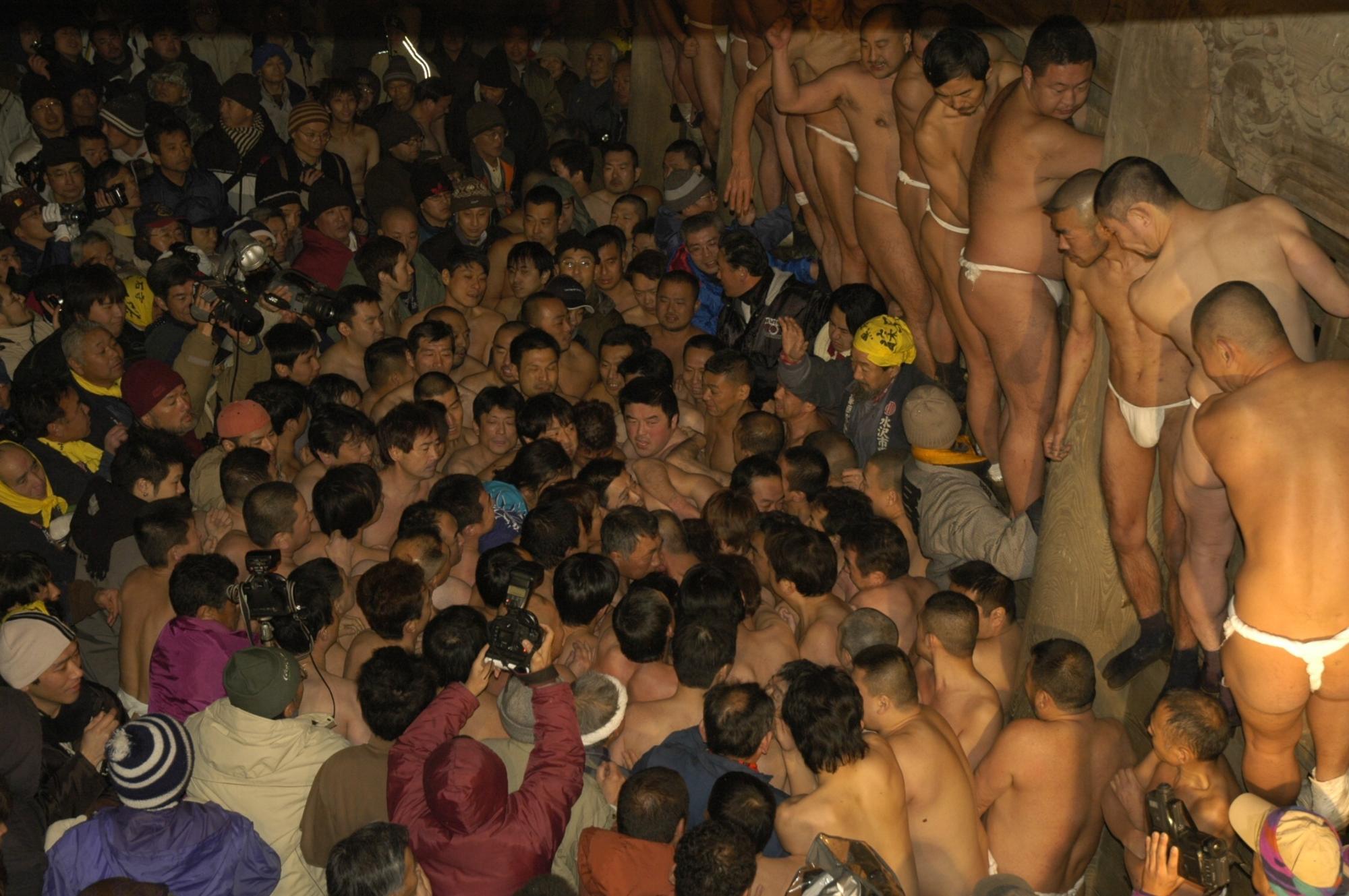 大勢の観客とふんどし姿の男性たちが会場にひしめき合っている様子の黒石寺蘇民祭の写真