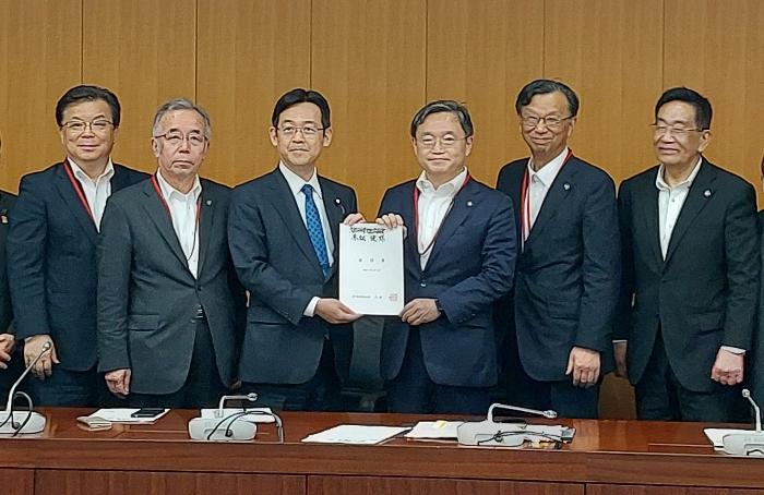 文部科学省で赤松健政務官に要望する倉成市長(写真左)