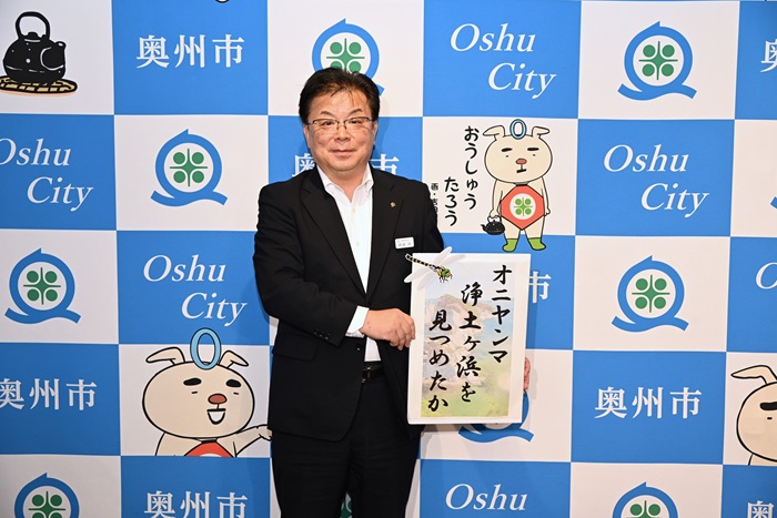 ラジオ収録に臨む倉成市長