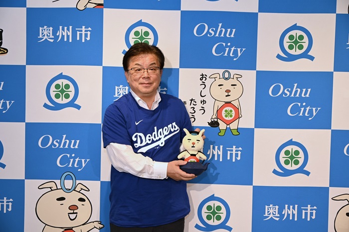 ラジオ収録に臨む倉成市長