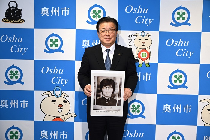 ラジオ収録に臨む倉成市長