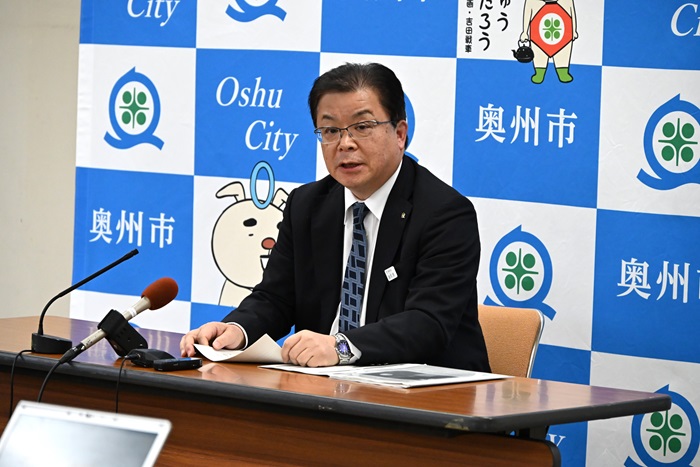 記者会見で発言する倉成市長