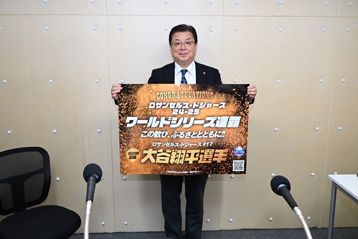 ラジオ収録に臨む倉成市長