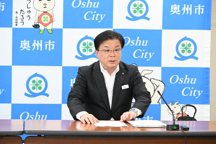 記者会見で発言する倉成市長