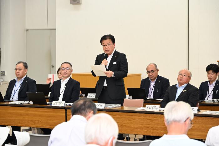 市政懇談会で発言する倉成市長