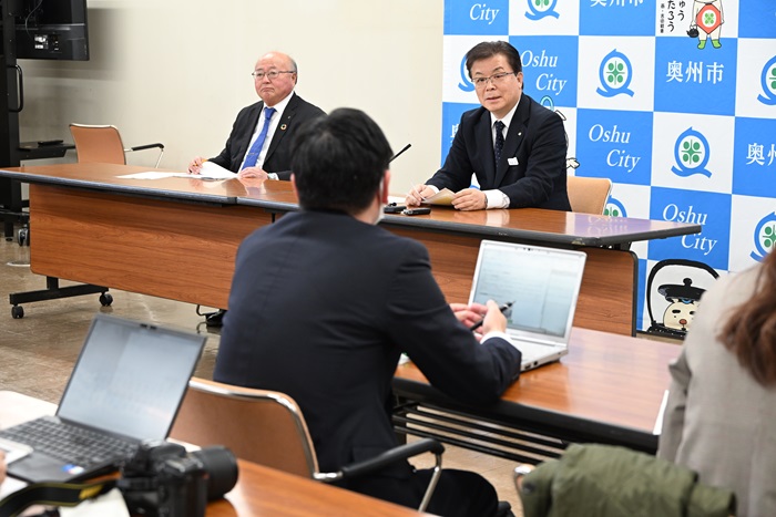 記者会見で発言する倉成市長