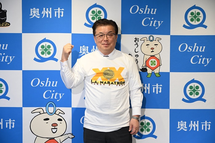 ラジオ収録に臨む倉成市長