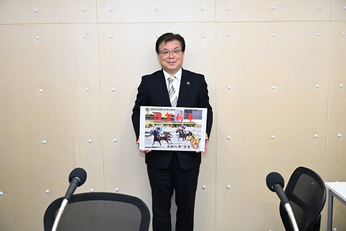 ラジオ収録に臨む倉成市長