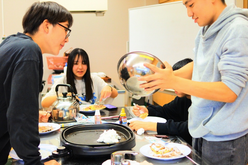 軽食をつくる参加者