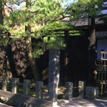 表門の左前に石柵があり、松の木と石碑が立てられ、板塀に囲まれた高野長英旧宅前の外観写真