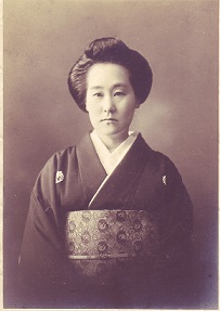 紋付の着物を着た、日本髪の和子夫人が正面を向いている腰から上のモノクロ写真
