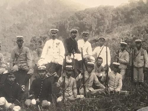 軍服姿の後藤新平や伊能嘉矩達が阿里山山頂で撮った白黒の写真