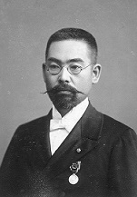 髪が短髪で眼鏡をかけ、鼻髭と口髭の生えた衛生局時代の後藤新平氏の白黒の顔写真