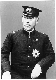 軍帽を被り、軍服を着た鉄道院総裁時代後藤新平氏の白黒写真