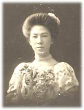 廂髪姿でドレスを着ている春子夫人の上半身の白黒写真