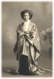 おすべらかしに髪を結い、袿袴姿で記念撮影をしている春子夫人の白黒写真
