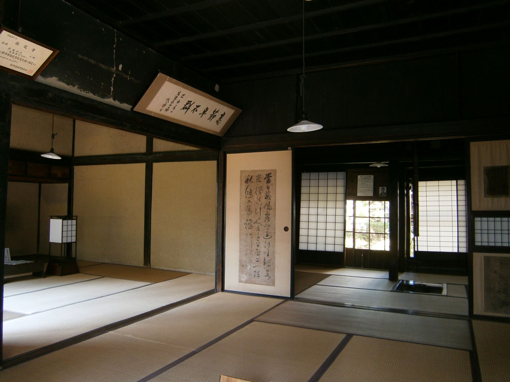 襖に掛け軸があり、畳みの敷かれた部屋が3部屋続いている後藤新平旧宅の和室の写真