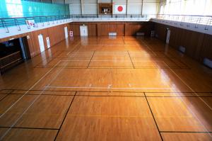 広い板張りの床に様々な競技用に線のシールが貼られ、2階には広いトレーニングスペースが設けられた水沢武道館の内観写真