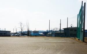 地面がきれいに整備されたグラウンドとバックネットが写っている前沢スポーツセンターグラウンド野球場の写真