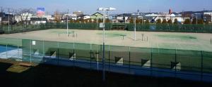 外周が緑のネットで囲まれた広い江刺カルチュアパークテニスコートを斜め上から写した写真