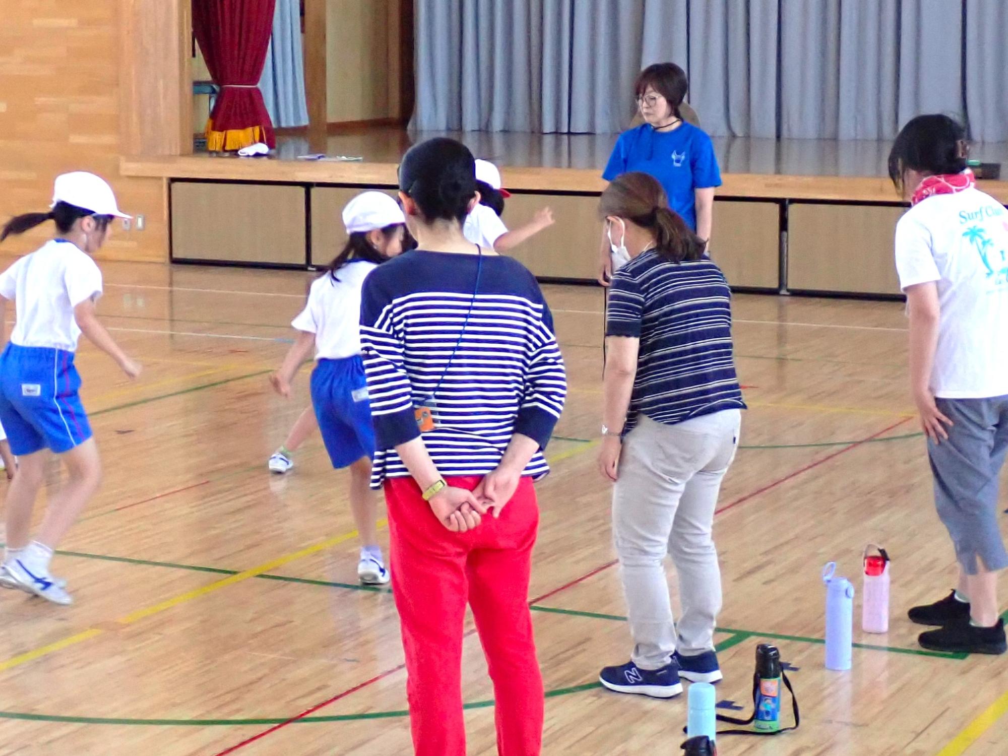 体力測定の補助をするボランティア