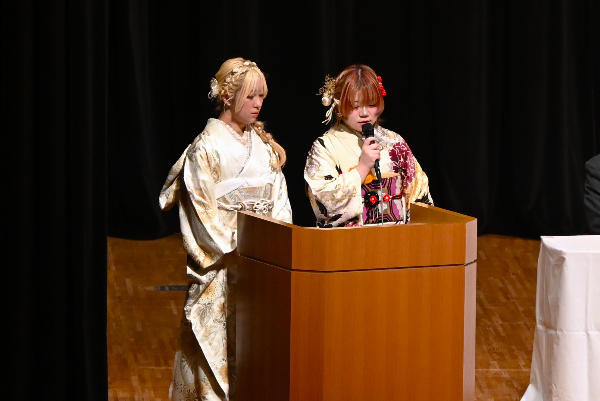 二十歳のつどい司会の様子