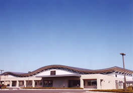 波打った形の茶色の屋根が印象的な奥州市健康増進プラザ悠悠館（ゆうゆうかん）の全体を写した写真