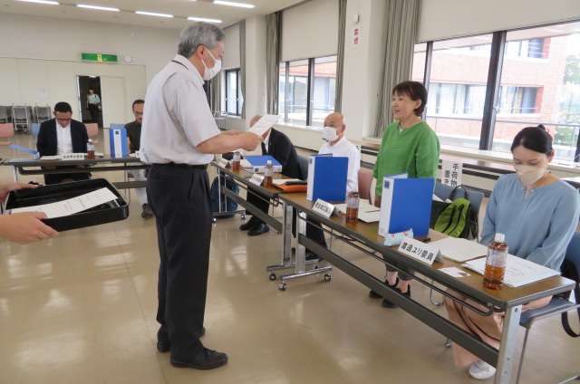計画策定委員の委嘱状交付の様子1