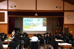 講義に聞き入る生徒の様子