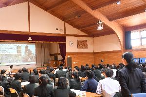 講義に聞き入る生徒の様子2