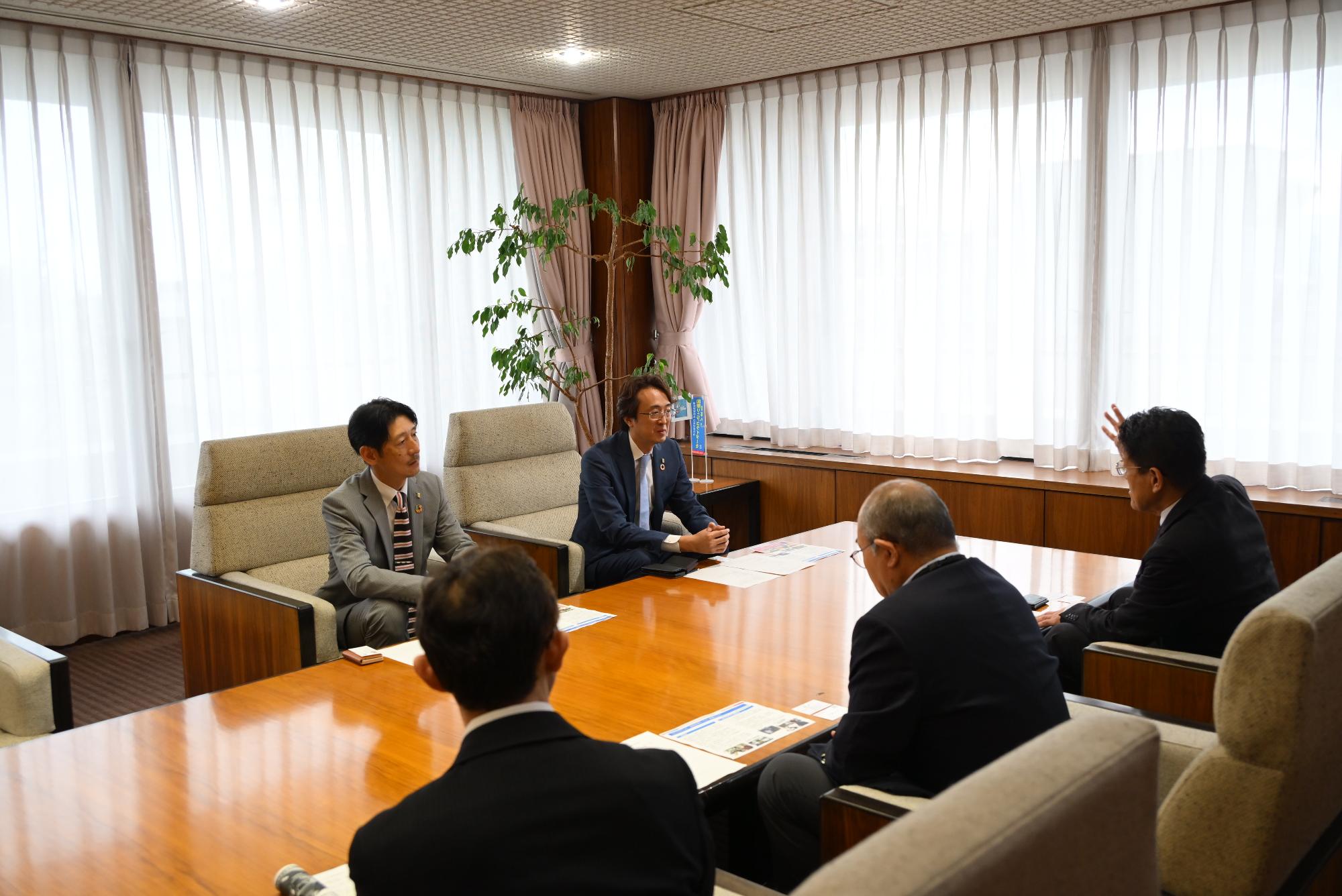 「企業版ふるさと納税感謝状贈呈式」で懇談する松本代表取締役と郷右近市長