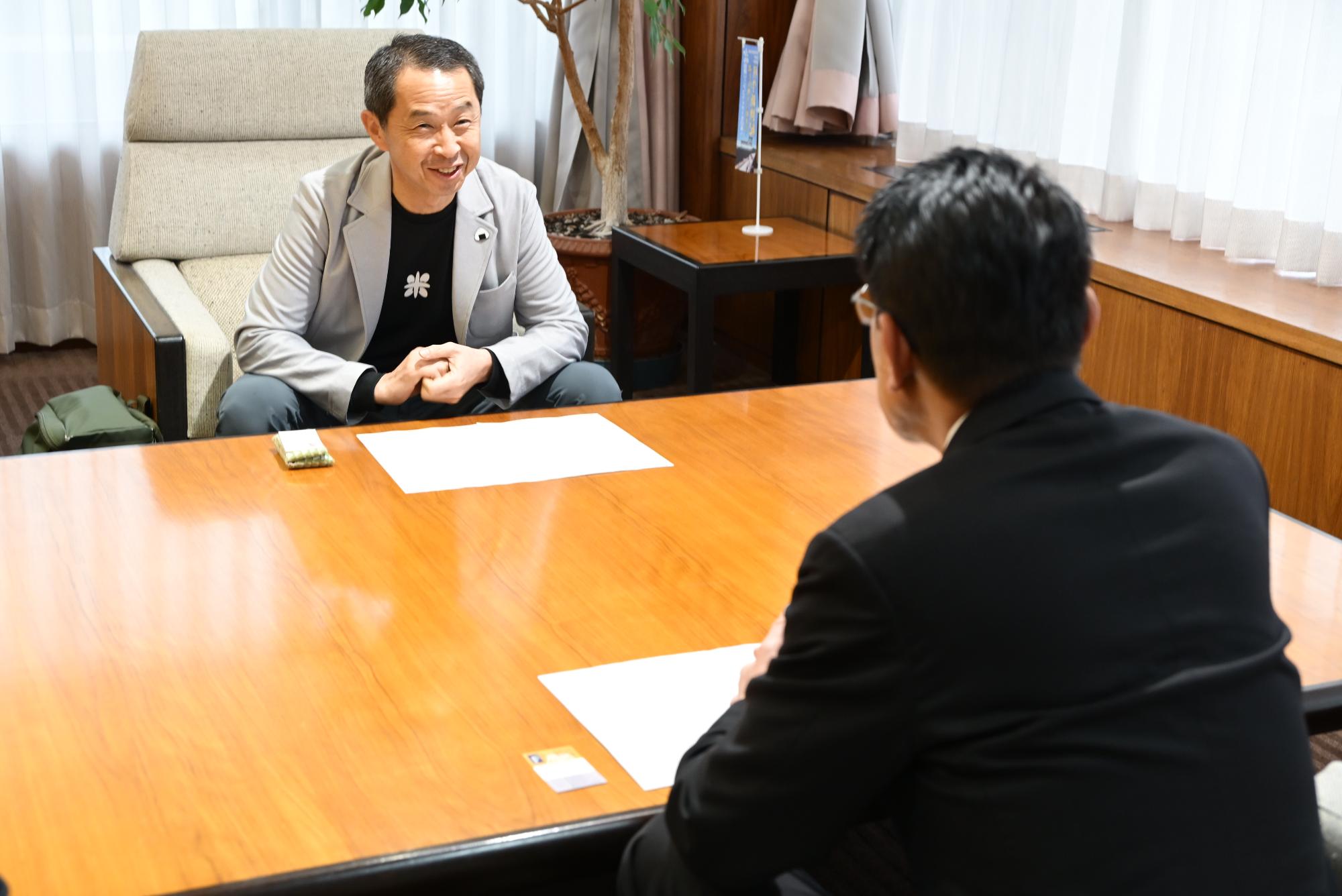 「企業版ふるさと納税感謝状贈呈式」で懇談する岡野取締役社長と郷右近市長