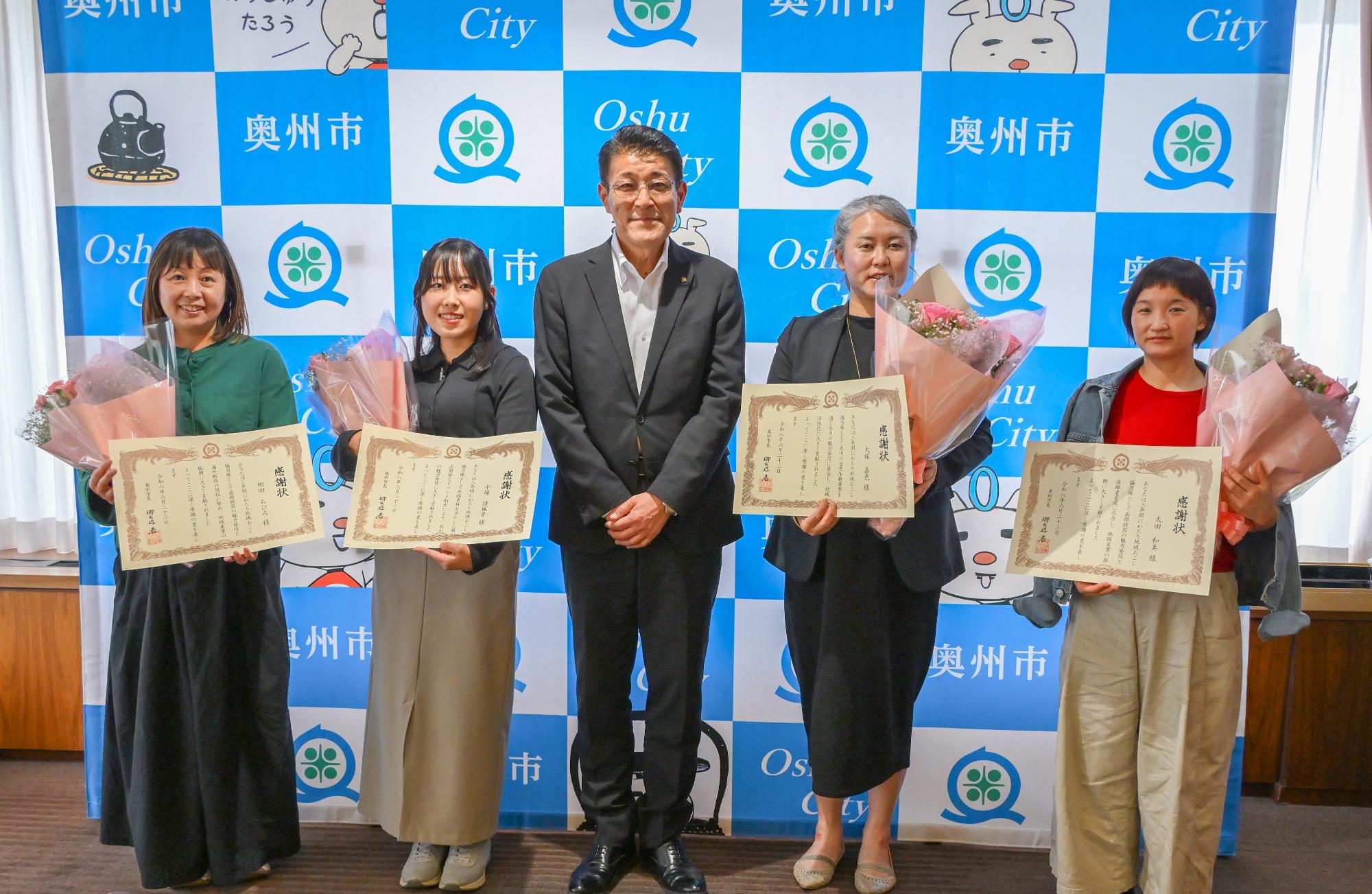 郷右近市長と4名の協力隊員