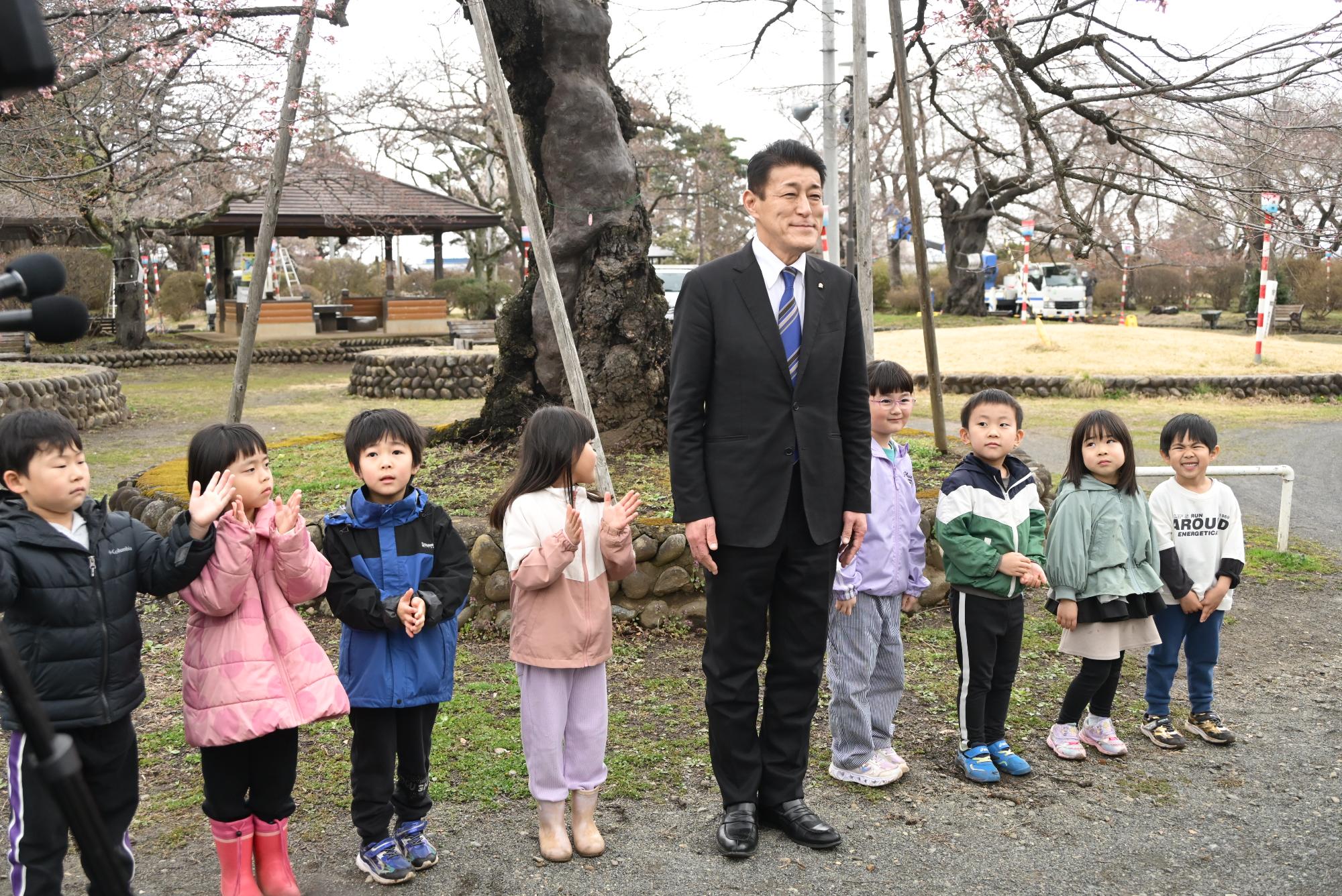 桜の開花宣言の様子