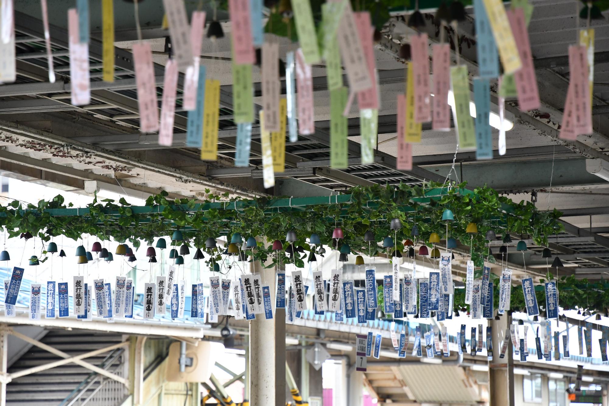 水沢駅ホームの南部風鈴の様子