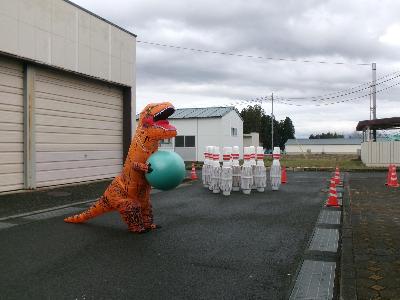 ジャンボボウリングに挑戦する恐竜