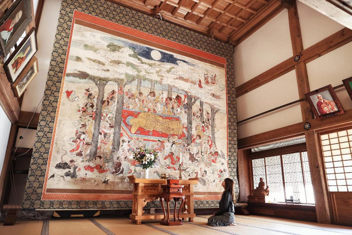 正法寺の大きな涅槃図とそれを見上げる人
