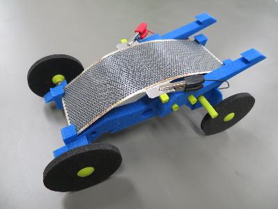 青い車体のソーラーカー