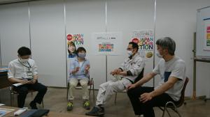 「奥州めぐみネット×SDGs」のトークをしている4名が椅子に座り、左から2番目の若生 和江代表が身振り手振りで話をしているのを他の男性3名が聞いている写真