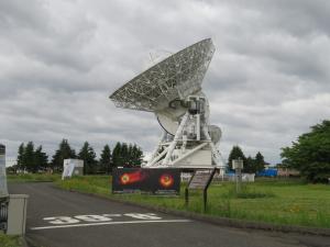 大きな電波望遠鏡全体を少し離れた位置から写した写真