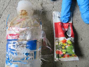 ボロボロになった油の容器と破れたドレッシングの小袋の写真