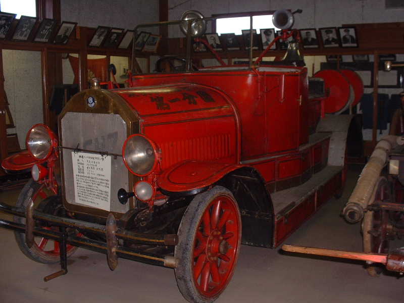 奥州市消防記念館内に展示されている赤色の車体のベンツ社製の消防自動車ポンプの写真