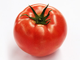 ヘタのついた鮮やかな赤い色をしたトマトの写真