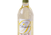 透明な瓶のパッケージに白地に黄色の色が使われ「DEMETER」と書かれた「りんごワイン」の写真