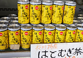 黄色いパッケージの衣川特産はとむぎ茶の缶が棚に沢山並んでいる写真