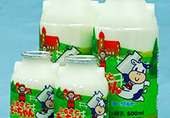牧場で働く人と牛がミルク缶を持っているイラストが描かれた大小の容器に入ったモーちゃんのむヨーグルトの商品の写真